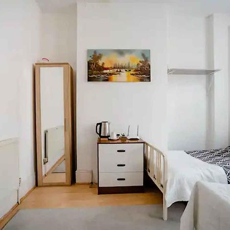 Homestay Near Tottenham Hotspur Stadium Лондон Екстериор снимка
