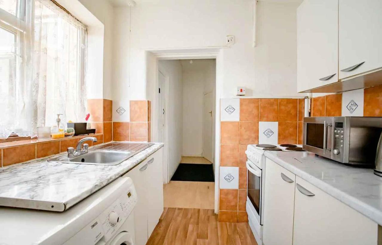 Homestay Near Tottenham Hotspur Stadium Лондон Екстериор снимка