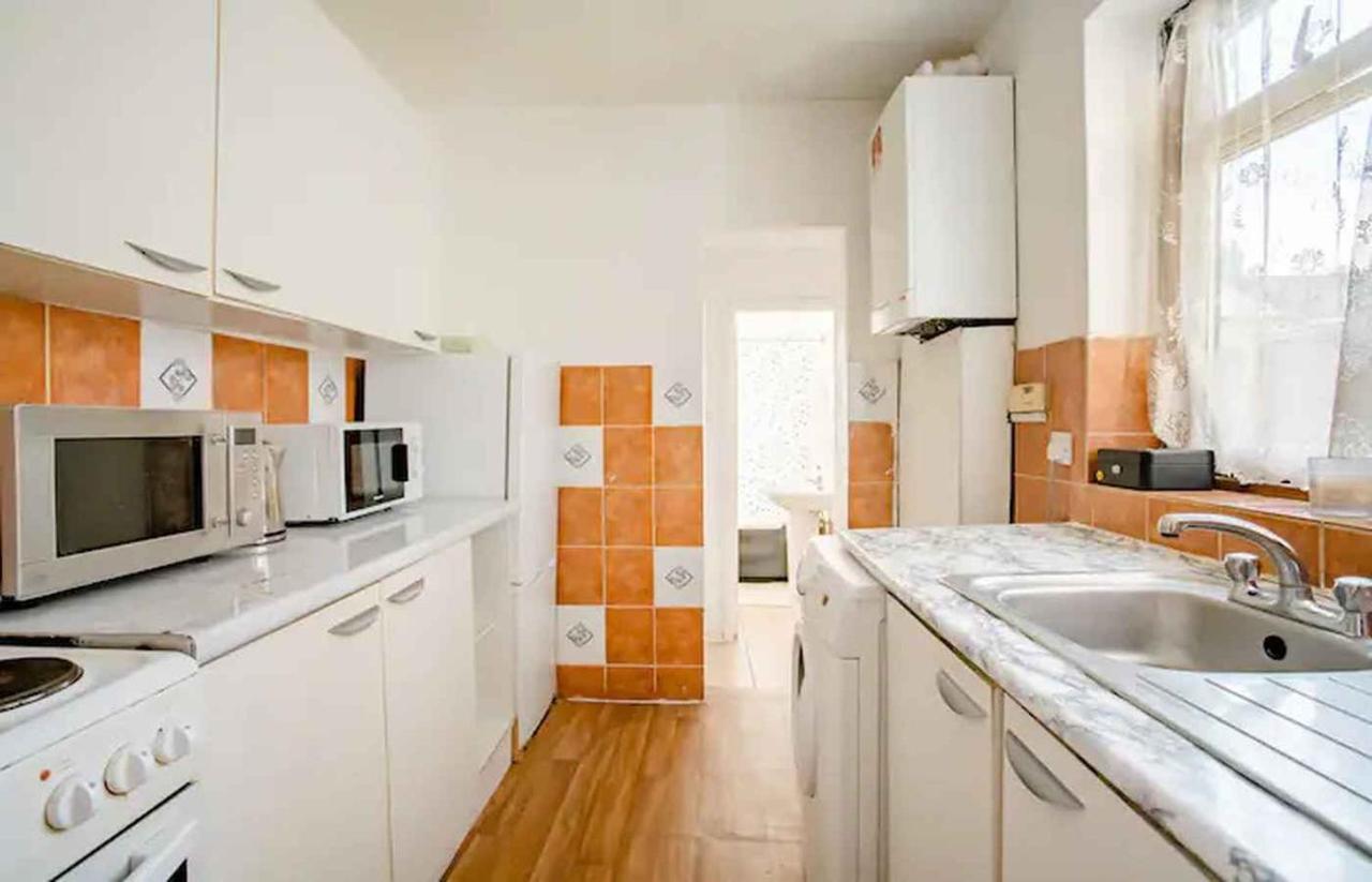 Homestay Near Tottenham Hotspur Stadium Лондон Екстериор снимка