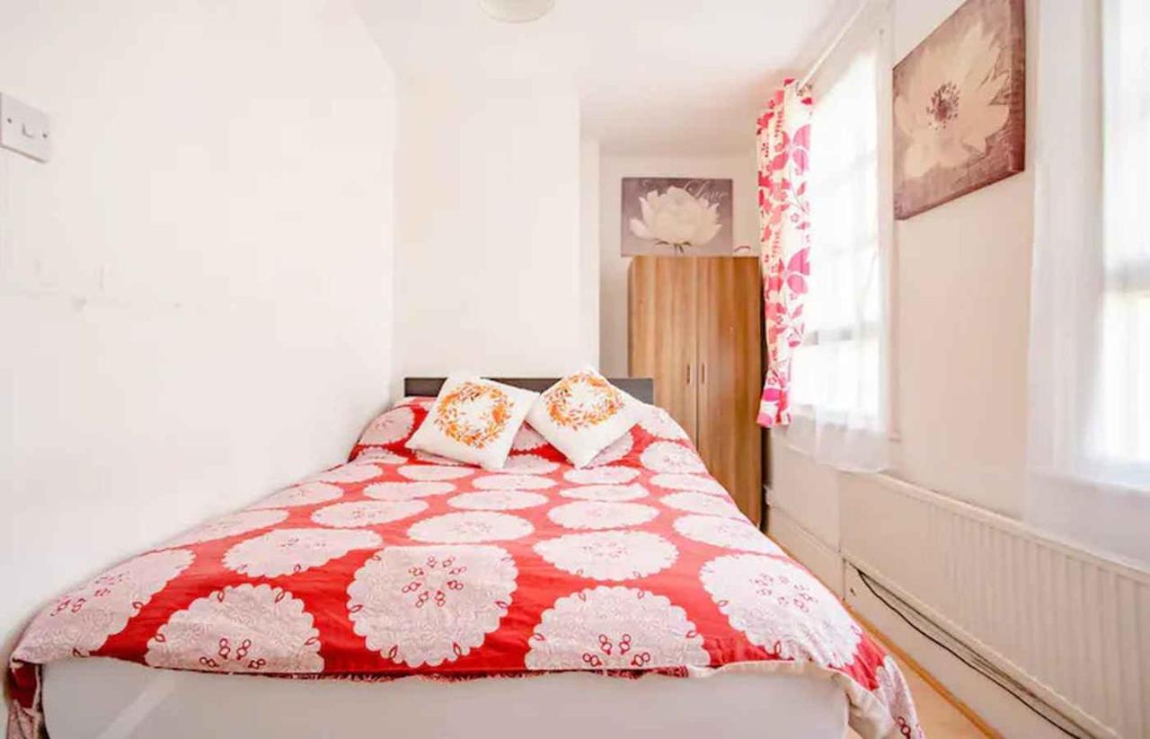 Homestay Near Tottenham Hotspur Stadium Лондон Екстериор снимка